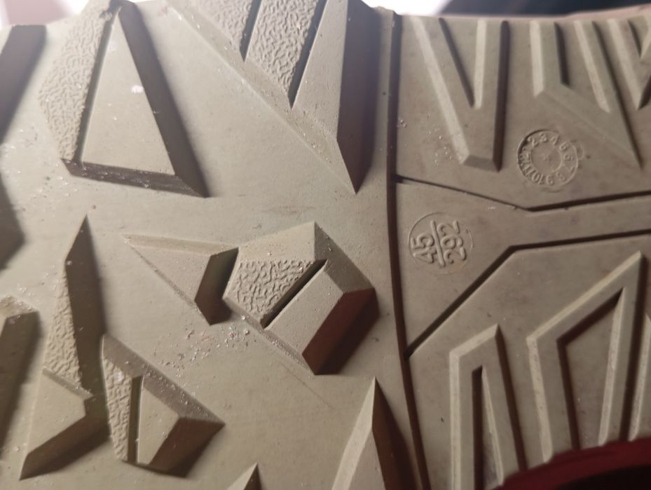 Продам комплект берцы, зимняя куртка, штаны, шапка