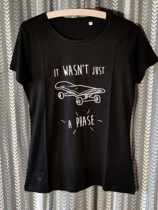 T-shirts "Não Era Apenas Uma Fase" pretas mulher