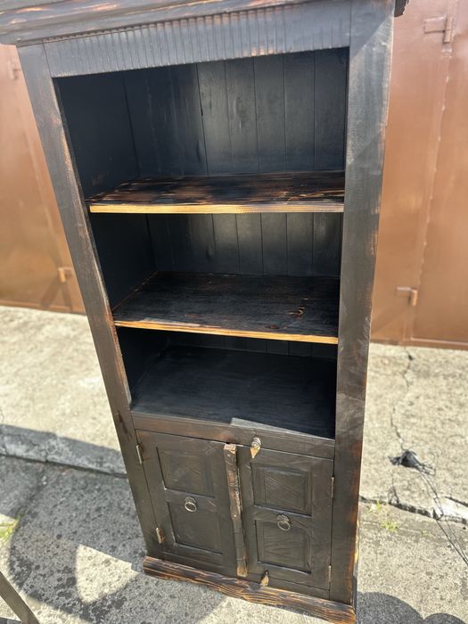 Drewniany stylowy regał