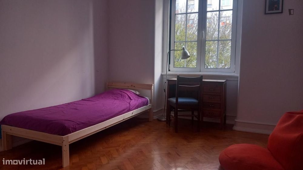Quarto - localizado em Campo de Ourique Lisbon