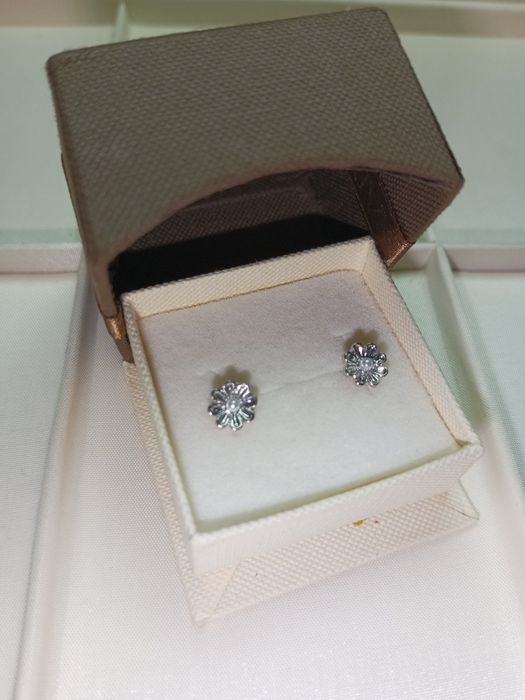 Srebrne kolczyki na sztyfty 925 kwiatuszki z perełkami piękne