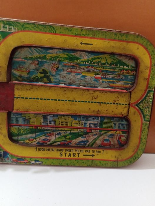 Pista em chapa antiga com carros de corda