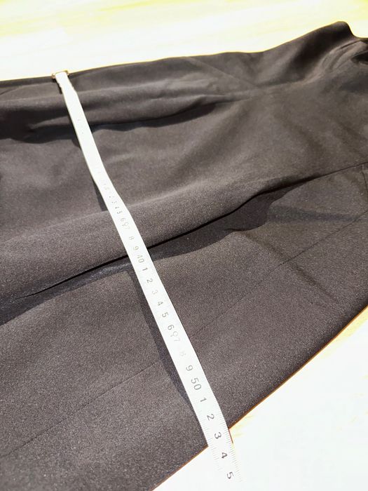 Aggi sukienka midi czarny satynowy bez ramion