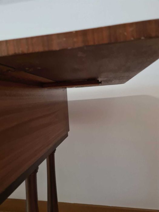 Secretária Antiga em Madeira Maciça – Funcional e em Excelente Estado