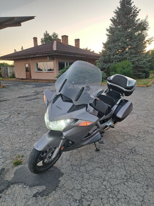 Sprzedam.         HONDA ST 1300 .