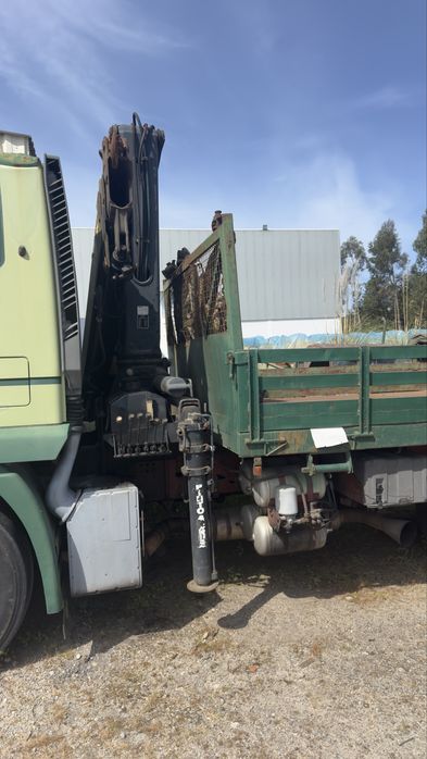 Carro 3 eixos com grua