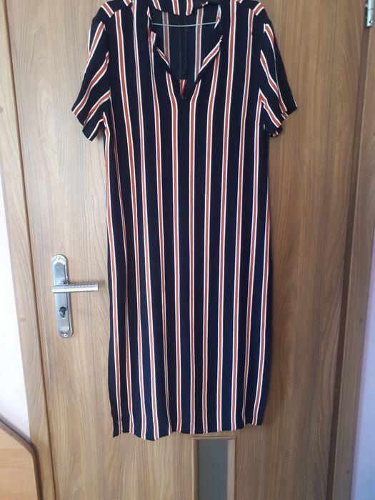 Sukienka w paski rozcięcie po bokach summum studio L