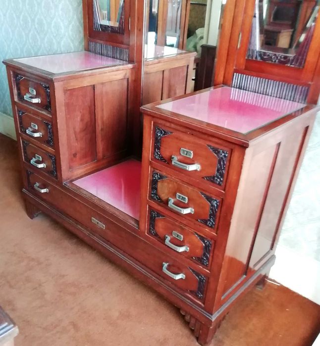 Comoda ou Toucador antiga Art Deco em madeira maciça e espelho triplo