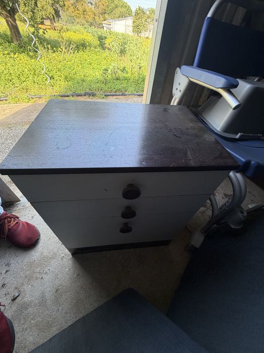 Vendo, sofa, mesa de entrada, cómodas, mesa de cabeceira, cadeiras…