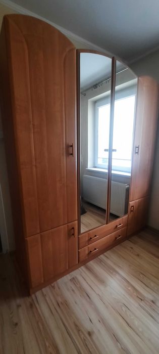 Sprzedam  szafę  na ubrania