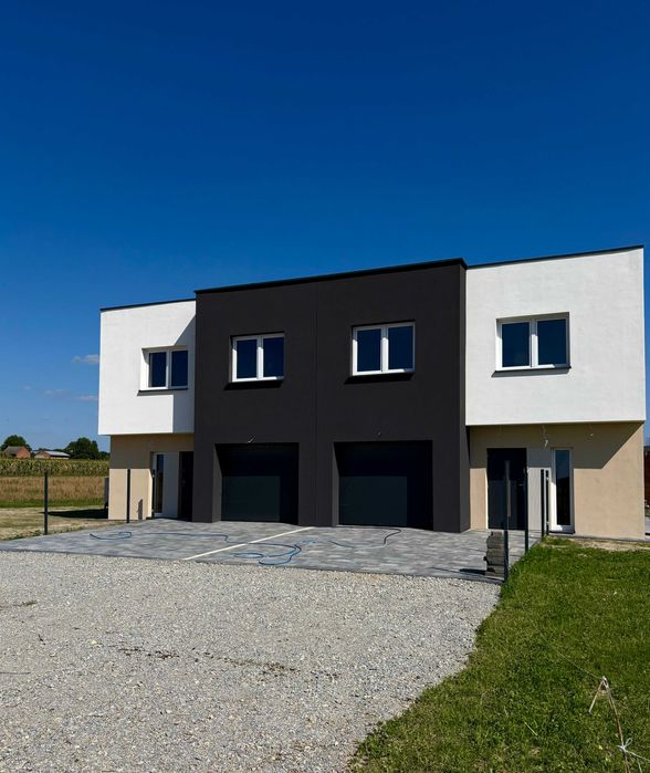 Nowoczesny Dom Bliźniak / Własny Ogród