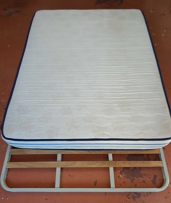 Conjunto de colchão e estrado