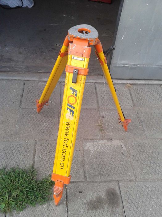 trójnóg geodezyjny + tyczki