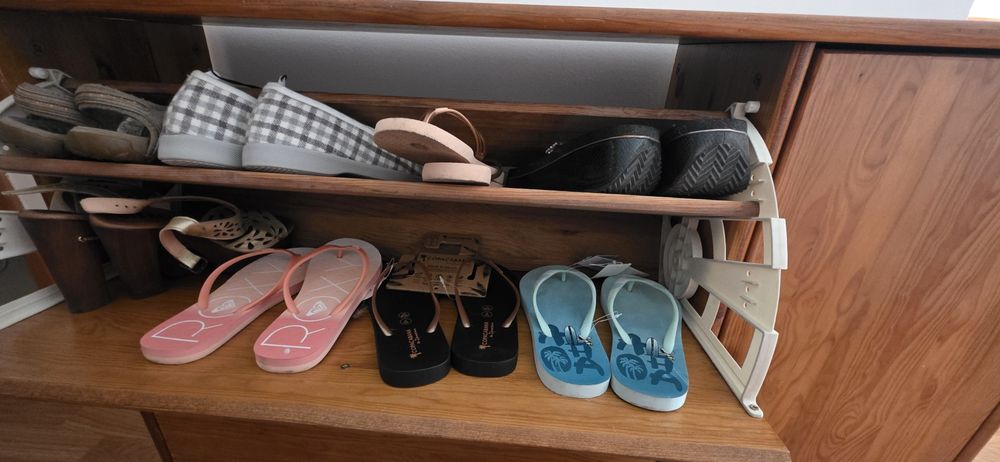 Sapateira em pinho. Madeira verdadeira