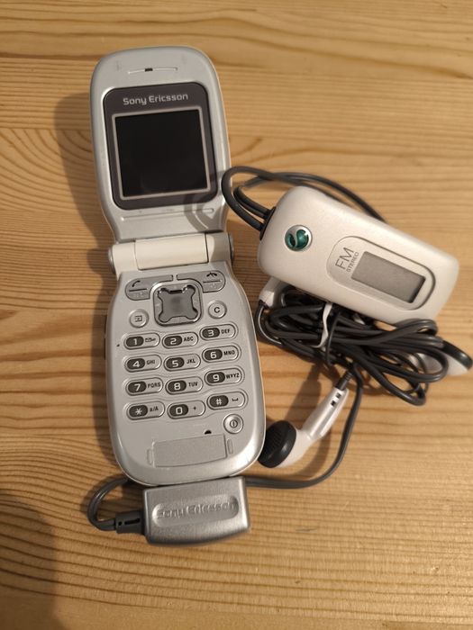 Telefon Sony Ericsson Z200 plus FM