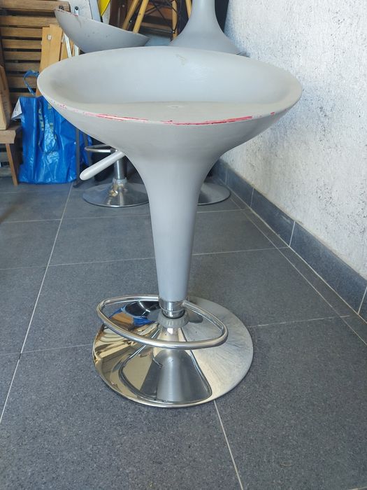 4 bancos de bar cinzentos