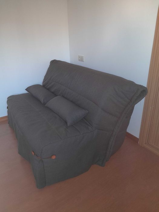 Sofá  cama com espaço para  arrumação