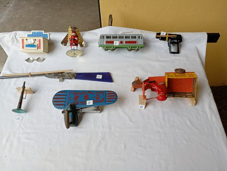 Brinquedos em folha flandres (A.M.L.)