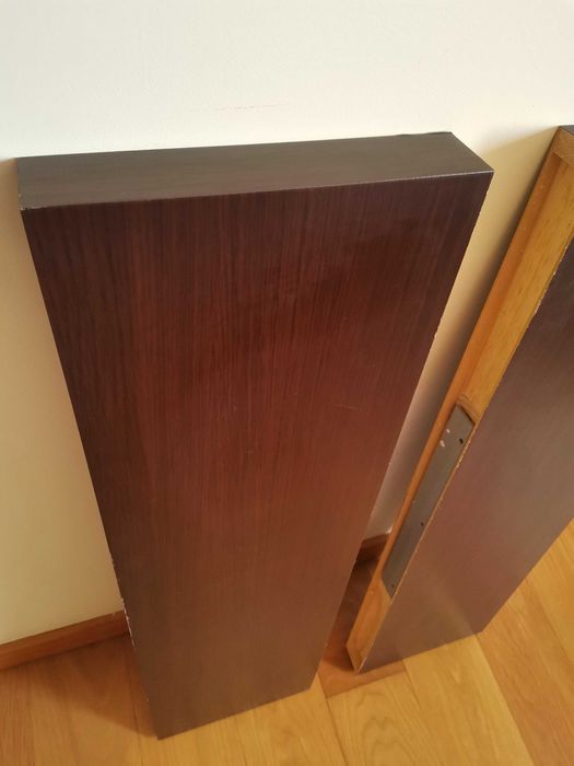 2 prateleiras de parede castanhas