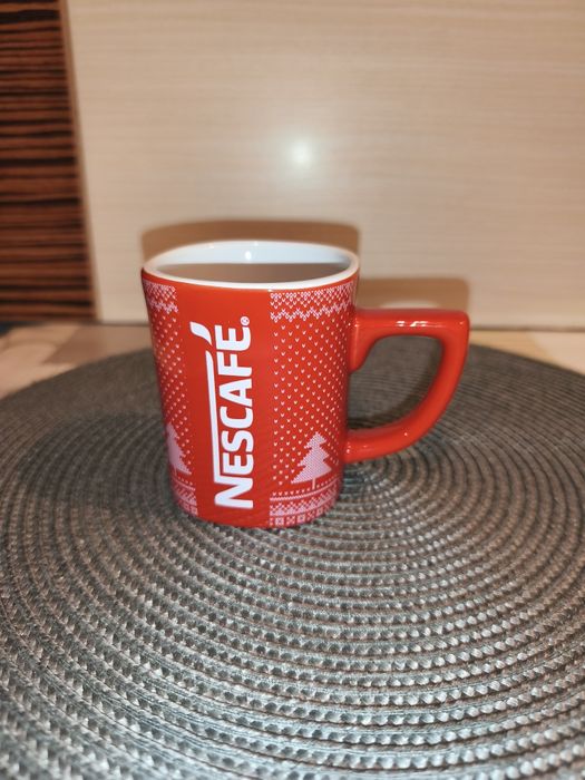 Czerwony kubek Nescafe zima
