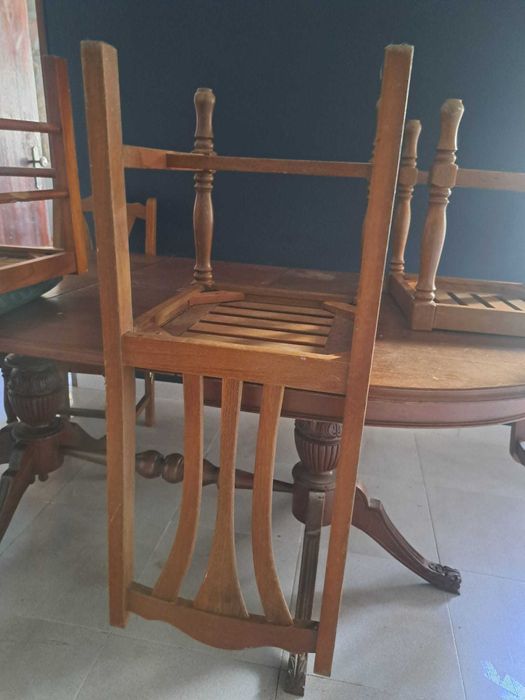Mesa extensível em madeira e cadeiras