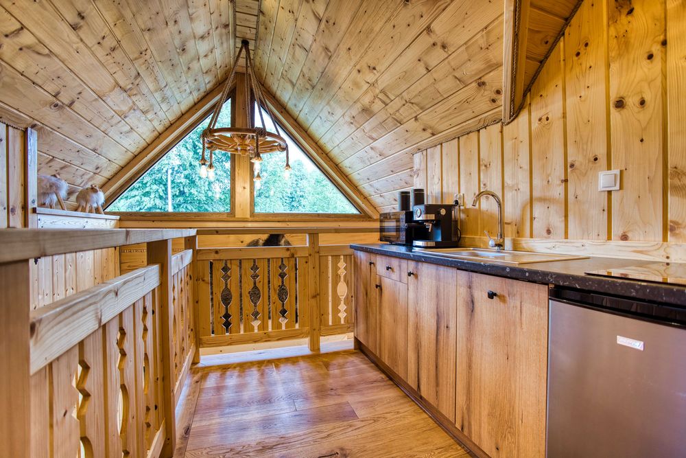 Studio apartament z łazienką balkonem lub tarasem w uroczej chacie z bali.