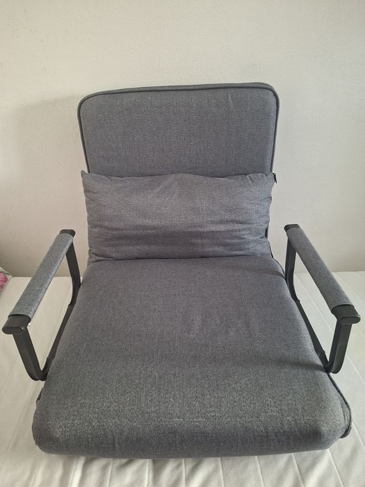 Cama e mesa de cabeceira