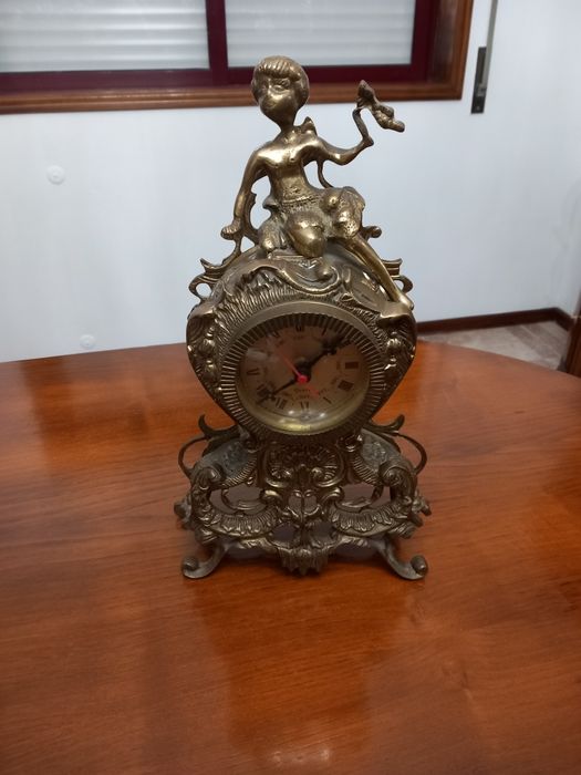 Relógio de mesa muito antigo