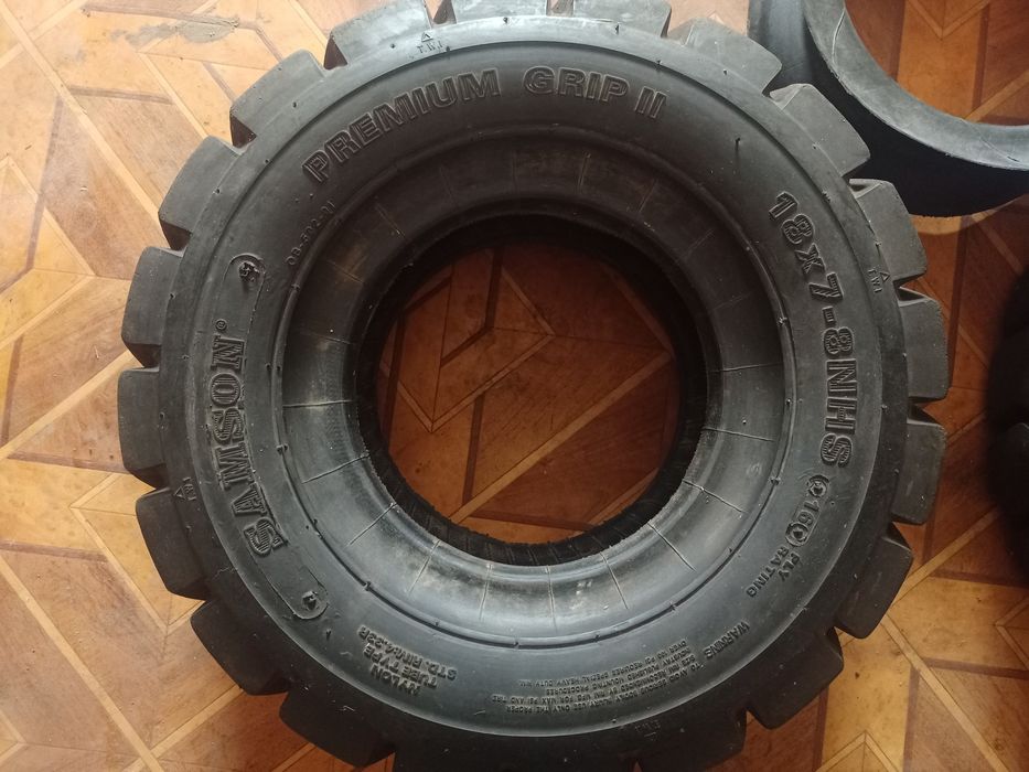 Продам шини на погружчик