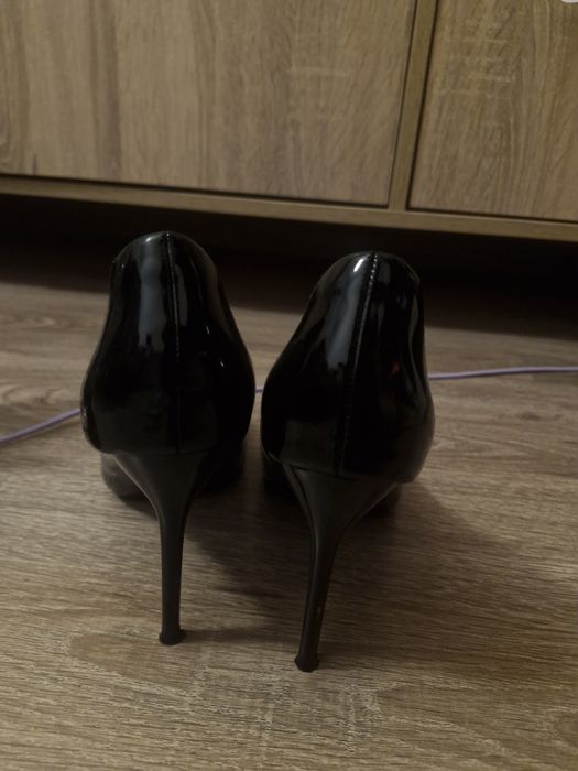 Czarne eleganckie damskie obcasy