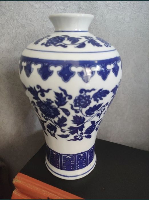 Китайская фарфоровая ваза, традиционная бело-голубая роспись
