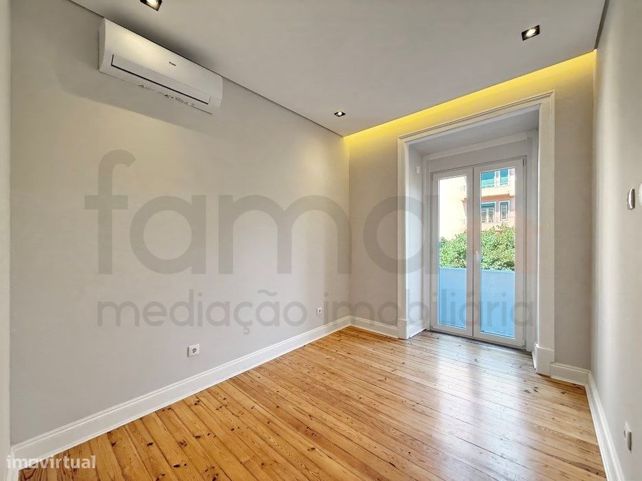 Apartamento T3 Remodelado com quintal, 2 Suítes e Closet na Av. Alm...
