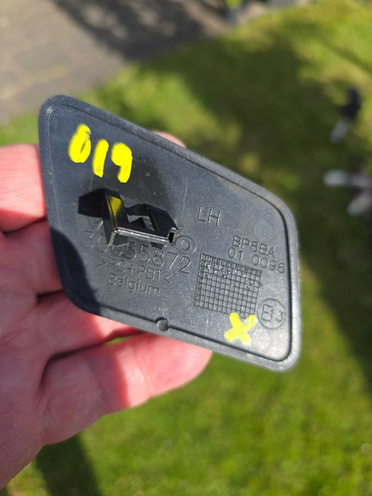 Zaślepka spryskiwacza lampy lewej Volvo V50 S40 2004-06 Kolor 019 Nr 30655872