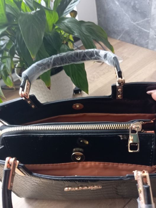 Elegancka torebka z czarnej lakierowanej skóry ze złotymi dodatkami