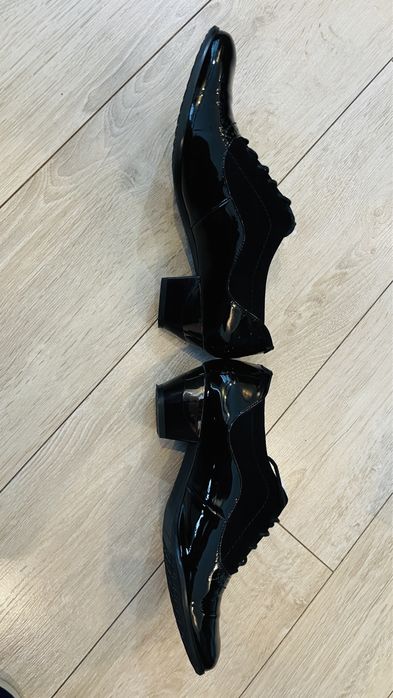 Buty markowe skórzane r. 39 ale to bardziej 40 (26,5cm)  bdb