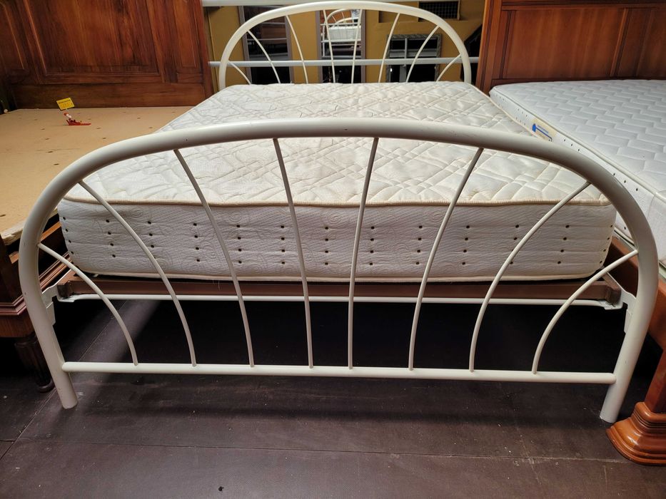 Cama em ferro com estrado e colchão - Bom estad
