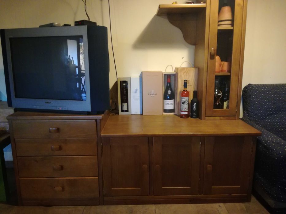 Móvel em pinho maciço