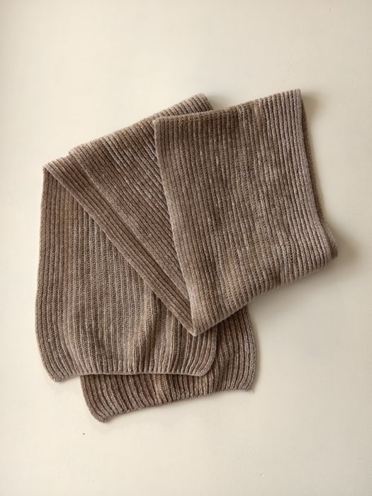 Ciemnobeżowy szalik  w stylu lat 70-tych  mięciutki