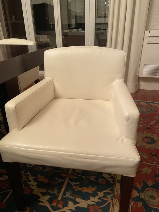 Cadeiras em Pele branca (tenho 16)