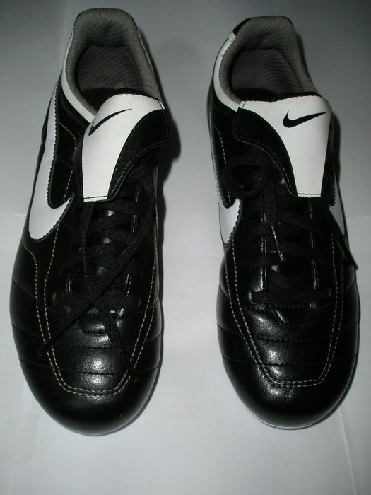 Buty piłkarskie - korki - NIKE Versatract - czarne rozmiar 38,0 - nowe