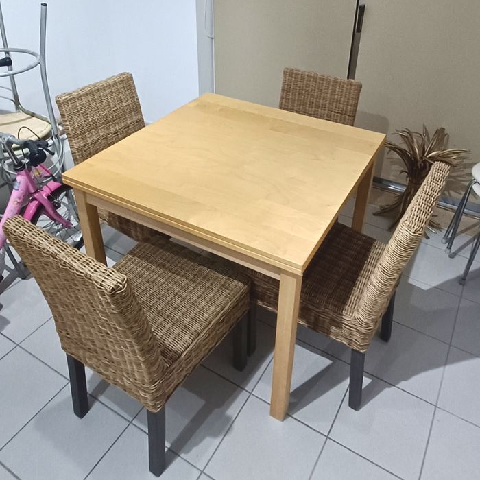 Mesa  de sala com cadeiras