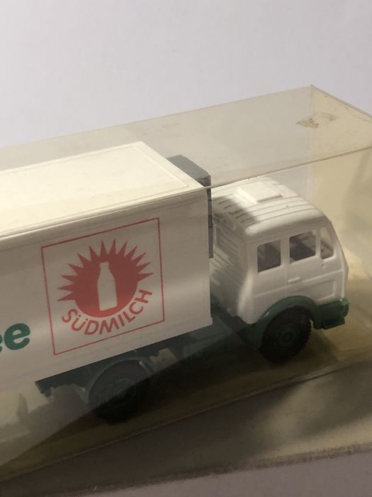 Camião miniatura mercedes