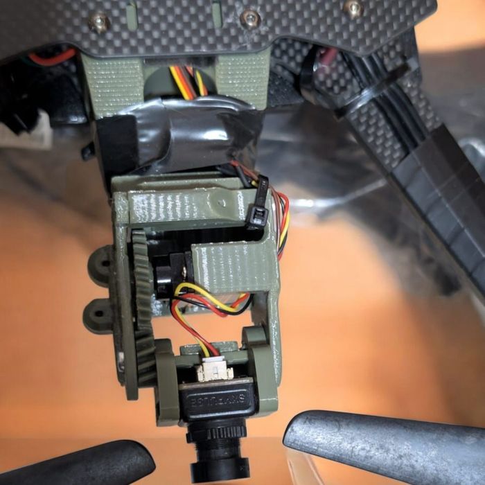 Протиударний поворотний механізм для камери FPV