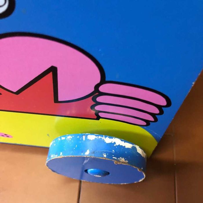 Caixa de brinquedos em madeira com rodas