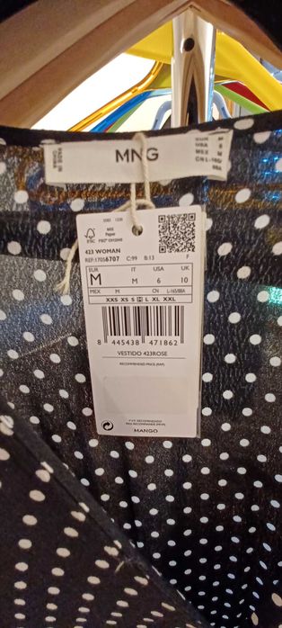 Vestido preto às bolinhas brancas