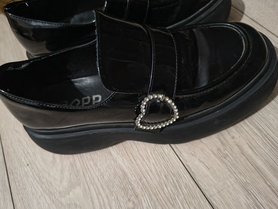 Półbuty lakierowane Loafersy z serduszkiem croop r38