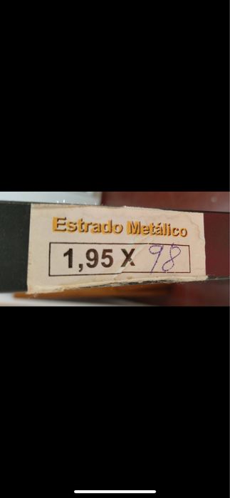 Cama solteiro em cerejeira