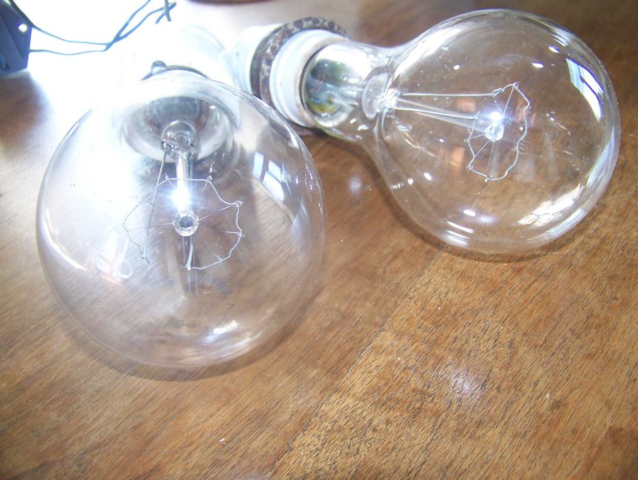 żarówki dwie po 200 W plus oprawka porcelanowa