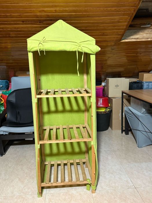 Estante em formato de casa