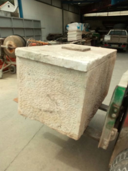 Salgadeira em pedra c/tampa e visita em pedra.